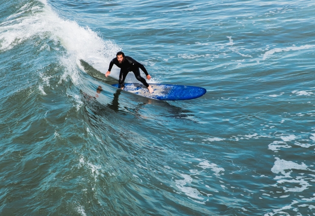  Surfer sur les vagues au Pays de Galles 