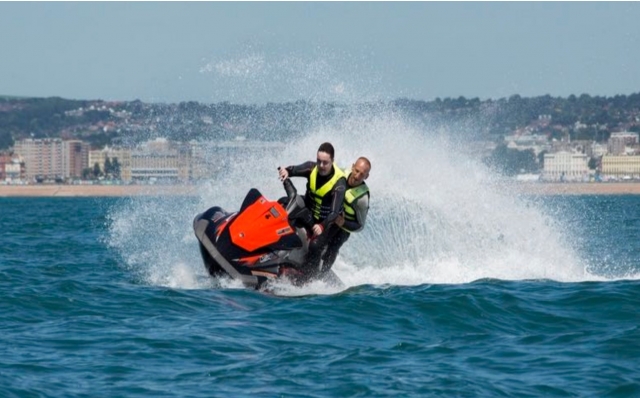  Spaß bei Jet-Ski-Fahrten 
