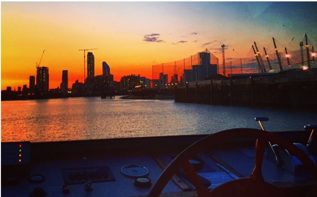  Paseo en barco al atardecer 
