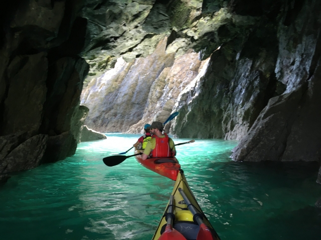  Esplorando le grotte 