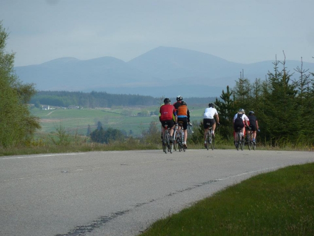 Andar de bicicleta com alguns amigos 
