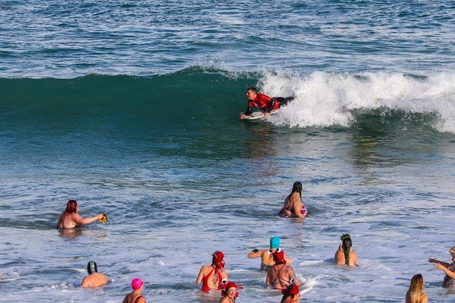 Montar olas en Cornwall 