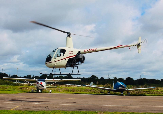  乘坐罗宾逊 R22 飞行