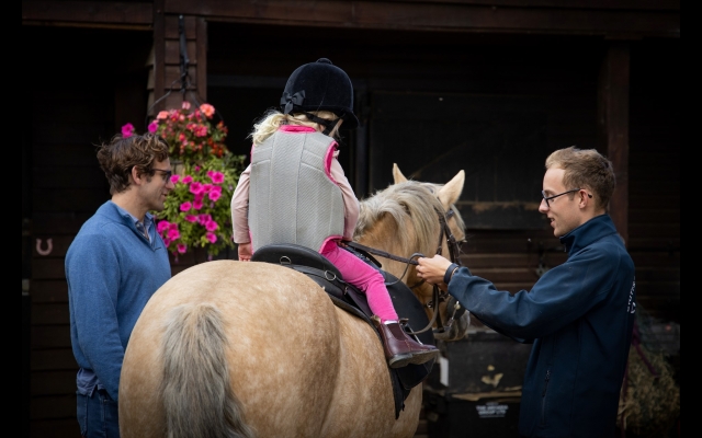  Les enfants peuvent aussi monter à cheval avec nous 