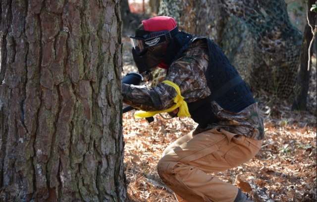  Giocare a paintball nella natura 