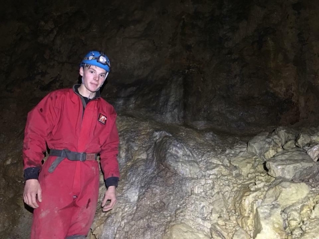  Explorando cavernas escondidas 
