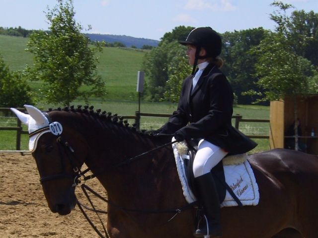 Ragazza a cavallo con noi 