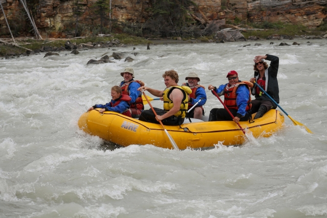  Divertirsi in gruppo facendo rafting sulle rapide