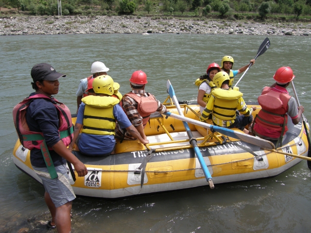  Prepararsi per il safari di rafting sul fiume!