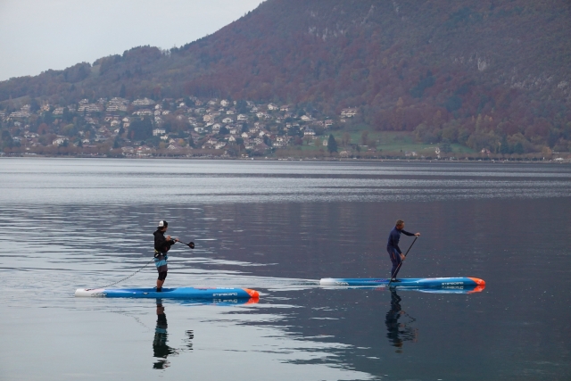  Persone che si godono la nostra sessione di paddleboarding di 4 ore 