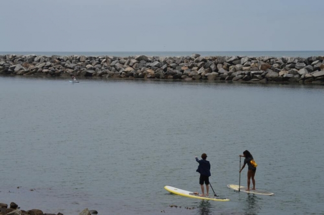  Donne che fanno paddleboarding a Great Glen 