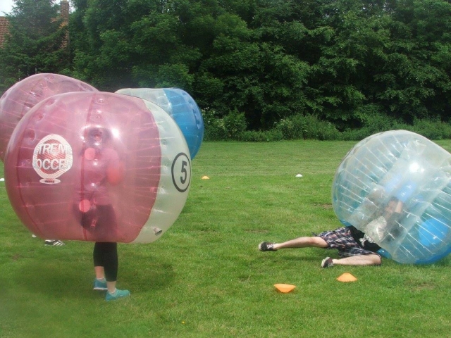  Divertiti con un gioco Zorbing definitivo 
