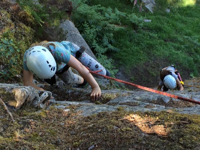  Bambini di 12 anni si divertono nel canyoning 
