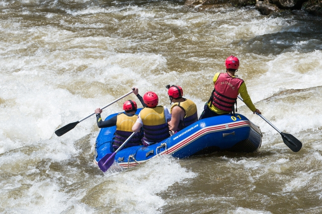  Eine Familie beim Rafting im Fluss Garry