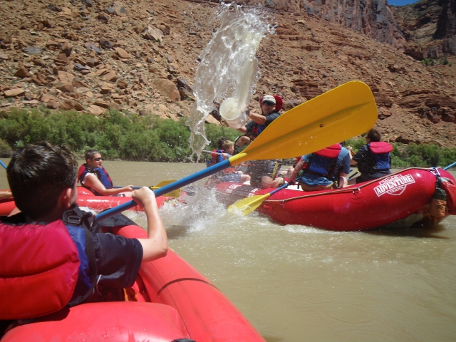  Menschen beim Wildwasser-Rafting mit der Familie 