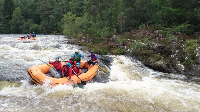  Gruppo di famiglie che amano l'avventura di rafting 