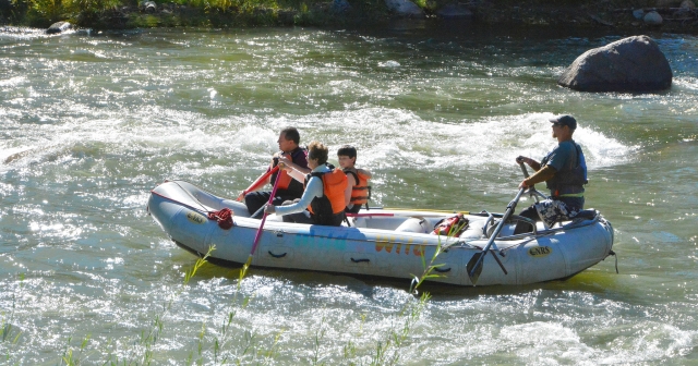 Famiglia che prova il nostro rafting per principianti sul fiume Oich 