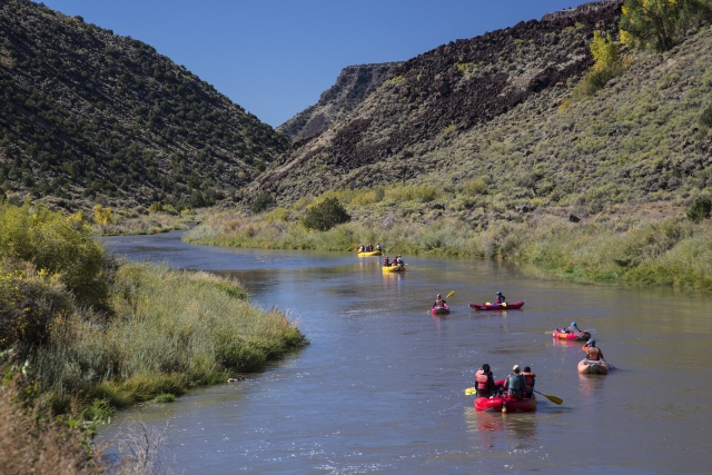 Familias divirtiéndose con nuestro tour de rafting 