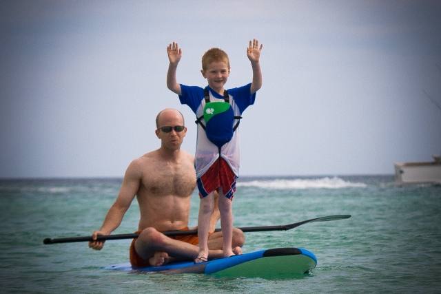 Padre e figlio che fanno paddleboarding con noi 