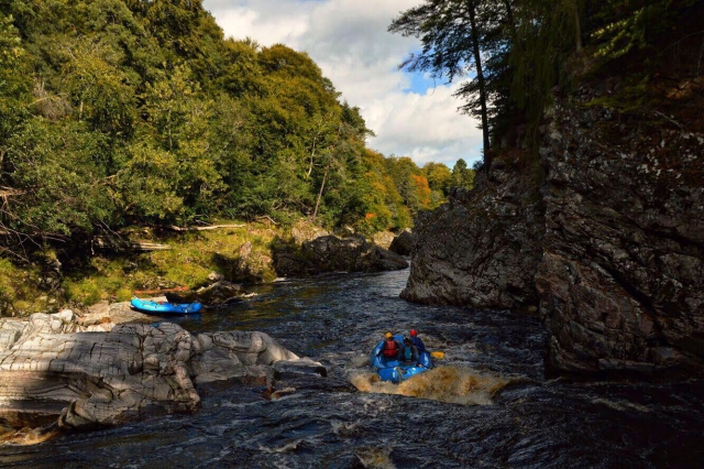  Família passando um dia conosco e curtindo sua sessão de rafting no rio Findhorn