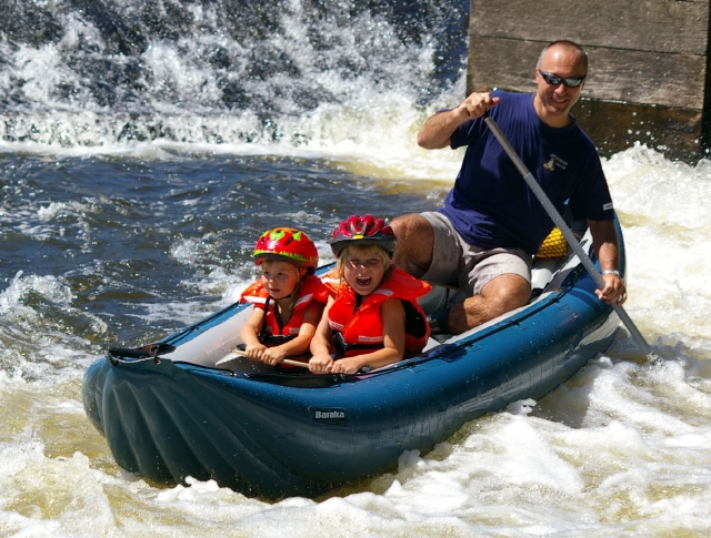  Pai com dois filhos rafting 
