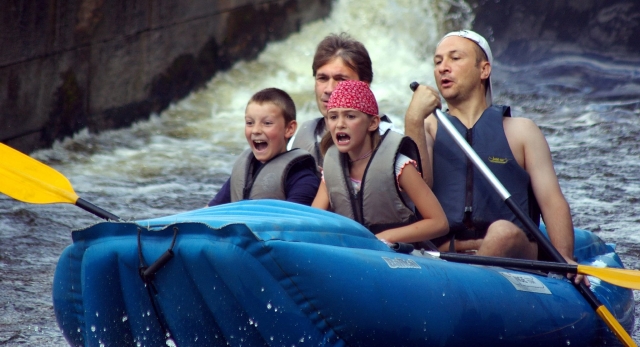  Família com uma menina e um menino se divertindo enquanto se divertindo no rio Findhorn