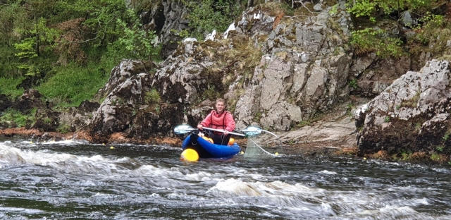  homem usando equipamentos vermelhos rafting no rio Tay 