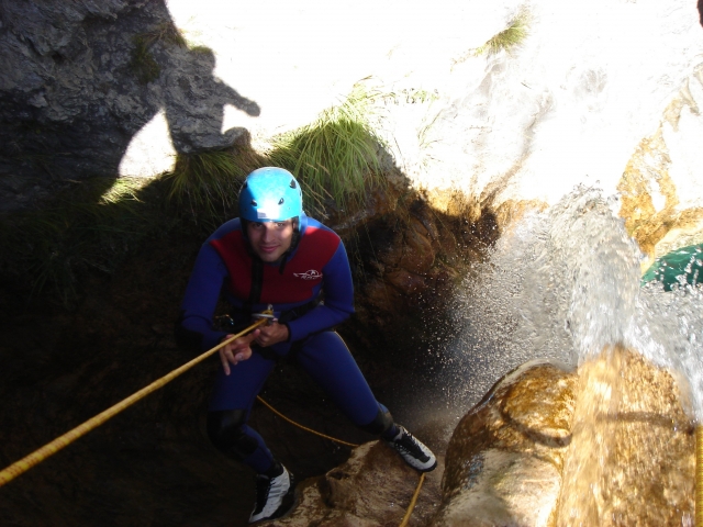  Homem escalando como parte de sua experiência de canyoning 