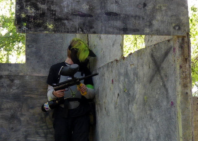 Nascondersi durante una scaramuccia di paintball 