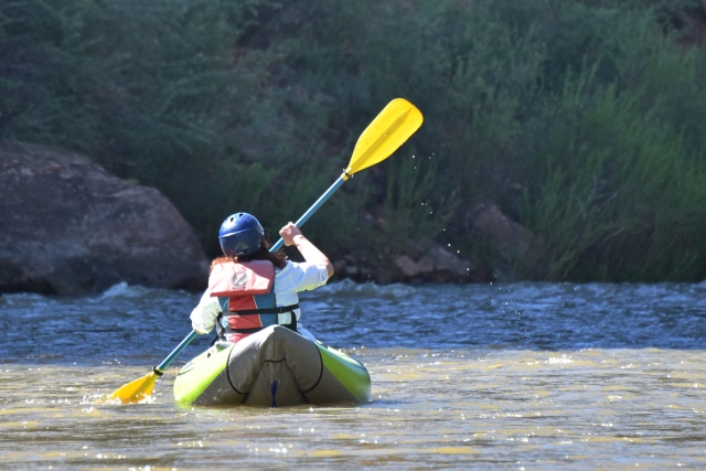  4 donne che indossano giubbotti galleggianti rossi in kayak