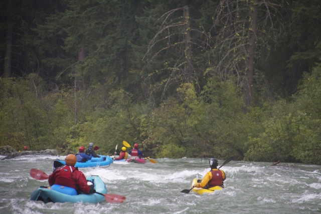  Quattro persone su kayak gonfiabili blu e gialli 