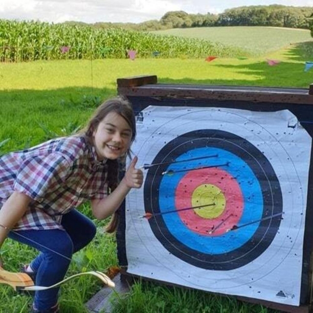 Ragazza che sorride dopo aver colpito l'area gialla (1) (1) 