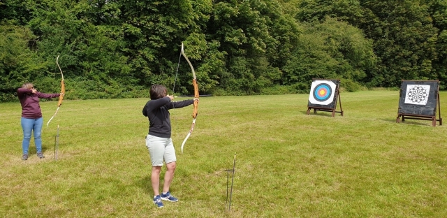  Giovane ragazzo che fa tiro con l'arco