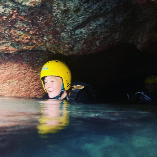  Esplora grotte nascoste 