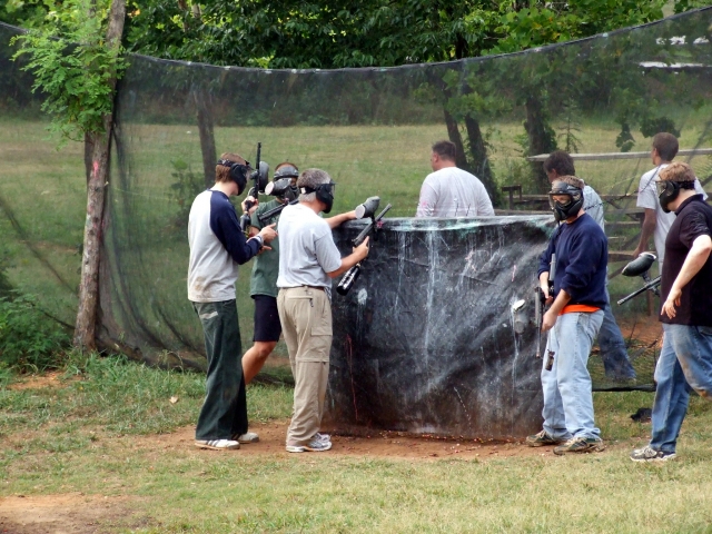  Grupo de amigos preparándose para jugar paintball 