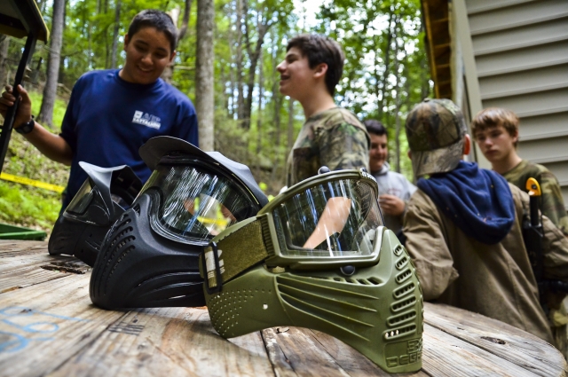  Gruppe kleiner Kinder bereitet sich auf ihr Paintball-Erlebnis vor