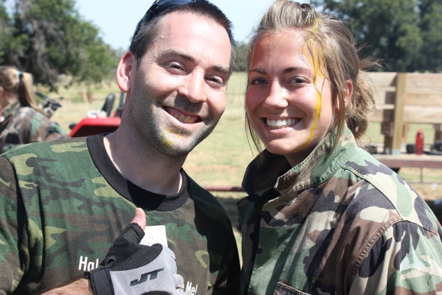  Ragazzo e ragazza che sorridono perché sono felici dopo aver giocato a paintball 