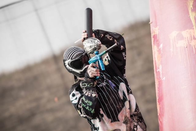  Ragazza in abito nero che gioca a paintball 