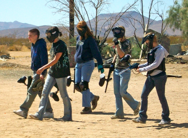 Gruppo di amici che si preparano per giocare a paintball 