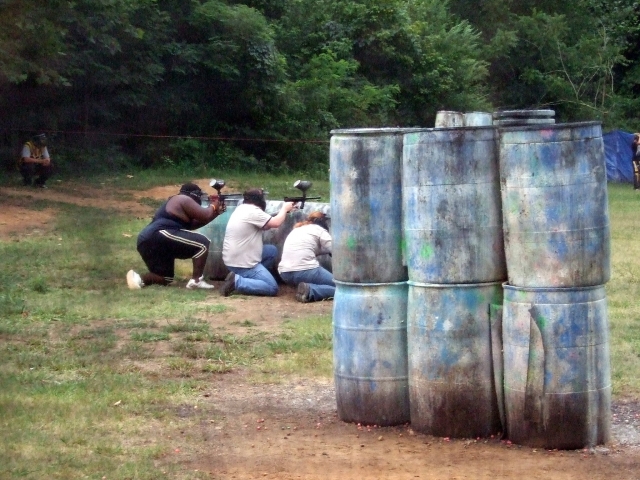  Tre giocatori che sparano mentre giocano a paintball 