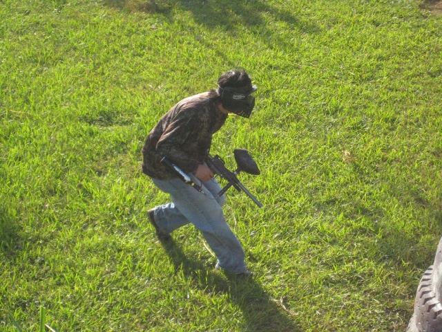  jogador de paintball correndo no campo 