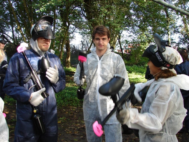 Drei Paintballspieler bereiten sich auf das Spiel vor 