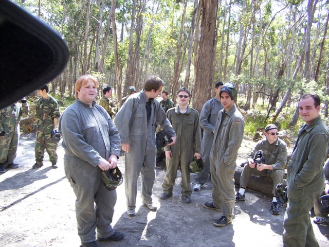  Gruppe von Freunden bei der Einweisung vor dem Paintballspielen