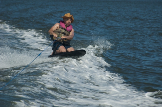 Uomo che indossa un cappello che fa sci nautico 