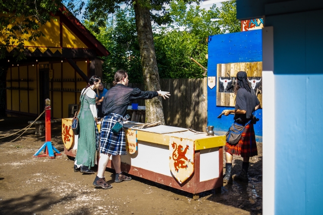  Personas vestidas como la era vikinga lanzando hachas 