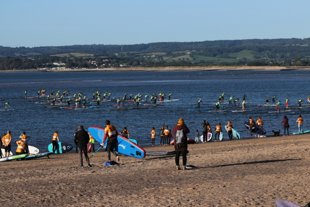  Tutti fanno paddleboarding a Exmouth!