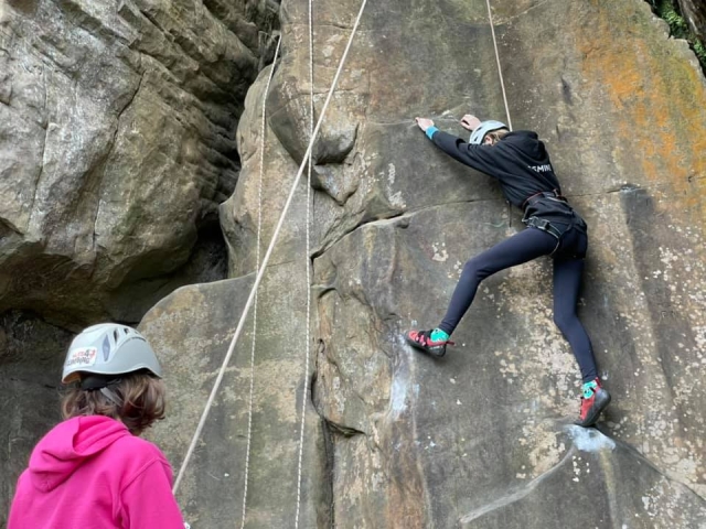  Mädchen in schwarzer Kleidung klettert während ihrer Privatsession 