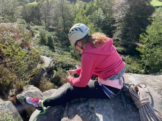  menina usando suéter rosa e capacete branco no topo da colina