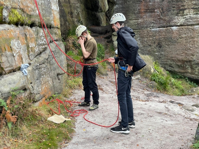 Deux garçons d'un groupe portant un casque blanc et un harnais 