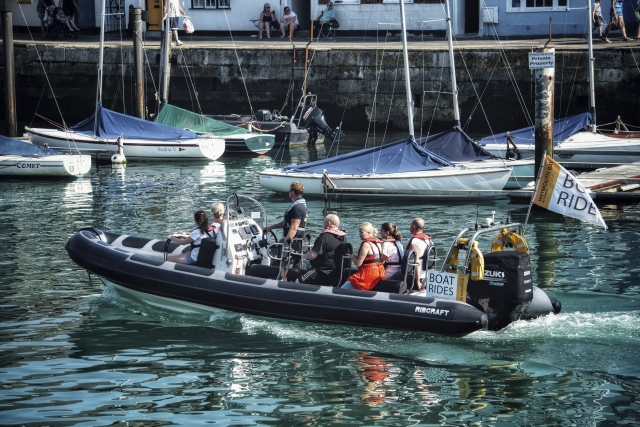  Persone durante un giro in barca lasciando il porto